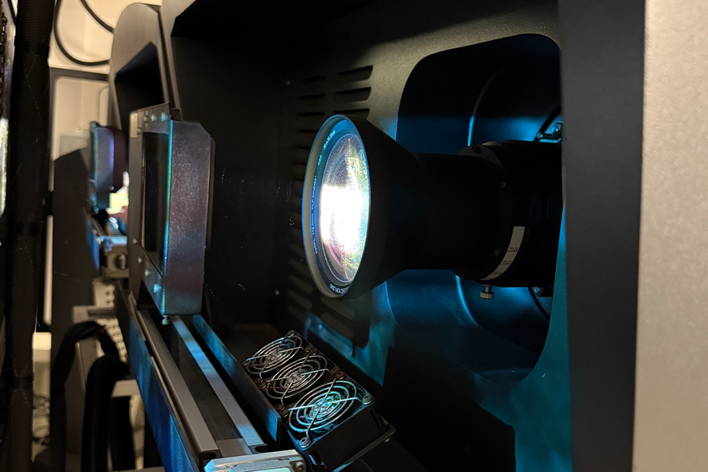 Čo sa skrýva za najväčším kinoplátnom na Slovensku? Objavili sme techniku za milión aj systém, ktorý riadi celé kino