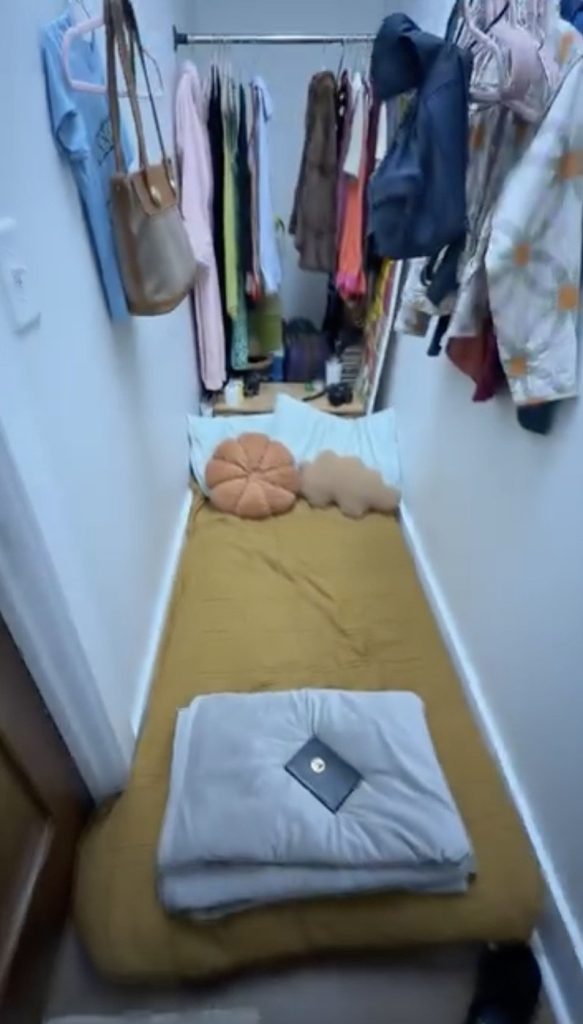 Nedostupnosť bývania núti ľudí robiť zvláštne rozhodnutia. Domovom ženy z Alabamy sa stal šatník v dome jej kamaráta.