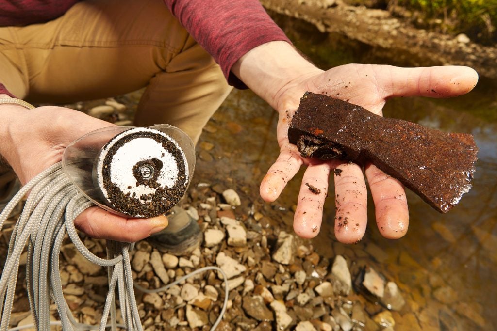 Magnet fishing je nezvyčajné hobby, ktoré má však na Slovensku zapálených nadšencov. Ide o vyťahovanie kovových predmetov z vody.