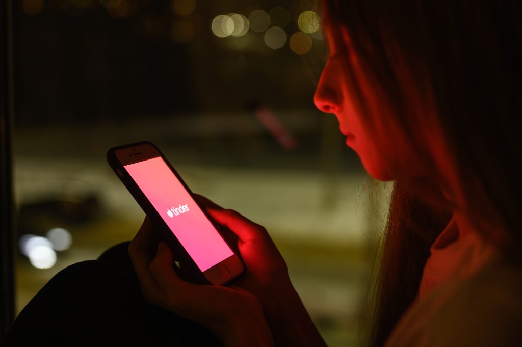 Zoznamky ako Tinder a Bumble strácajú popularitu medzi mladými ľuďmi, ktorí uprednostňujú hľadanie lásky analógovým spôsobom.