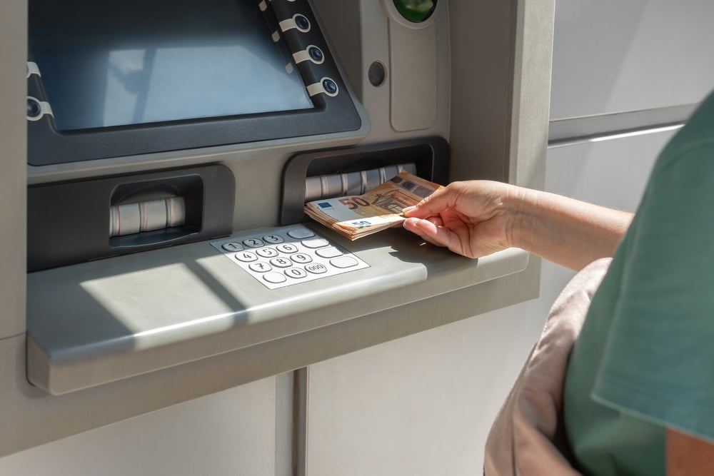 banky prechádzajú na bezhotovostné pobočky