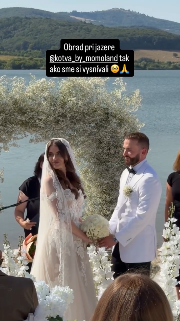 Influencer a komik Matej Zrebný sa oženil. Svoje áno s dlhoročnou partnerkou Martinou si povedali pri vodnej nádrži Ružiná.