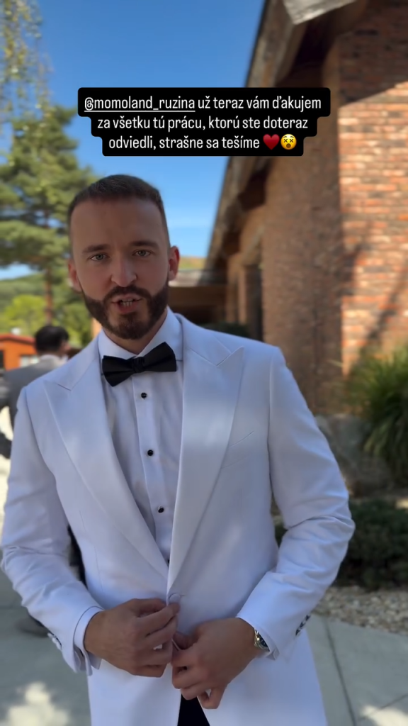 Influencer a komik Matej Zrebný sa oženil. Svoje áno s dlhoročnou partnerkou Martinou si povedali pri vodnej nádrži Ružiná.