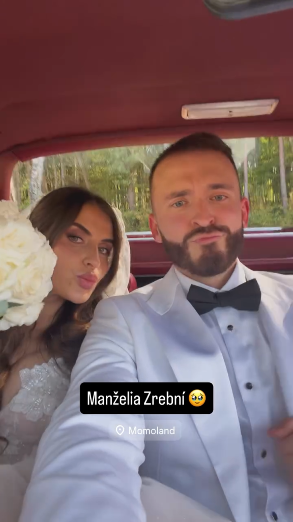 Influencer a komik Matej Zrebný sa oženil. Svoje áno s dlhoročnou partnerkou Martinou si povedali pri vodnej nádrži Ružiná.