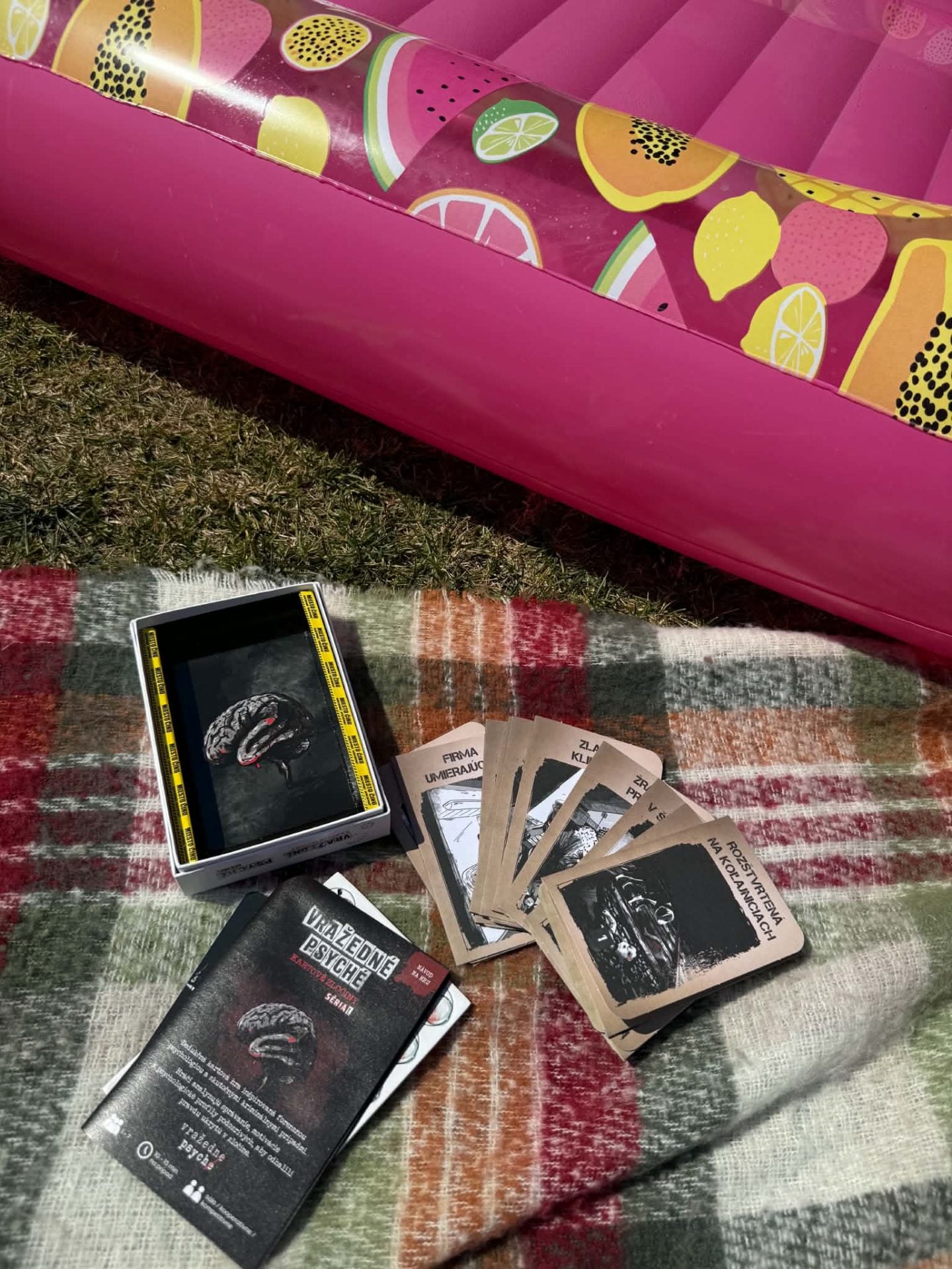 Koniec nudným kartovým hrám. Vražedné psyché prichádza s konceptom, ktorý odrovná každého fanúšika krimi