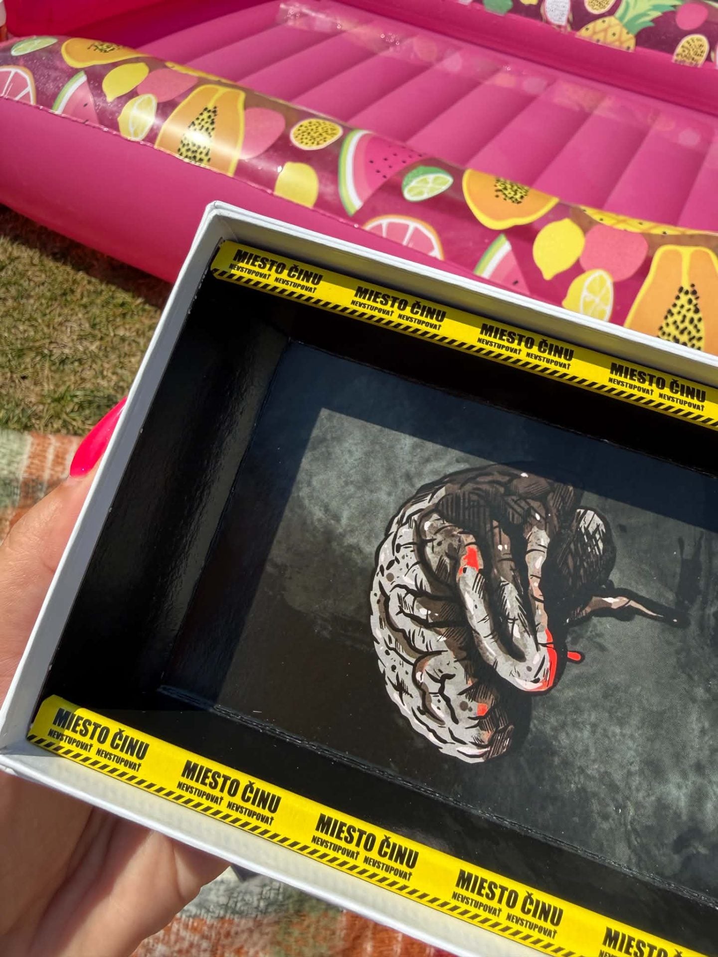 Koniec nudným kartovým hrám. Vražedné psyché prichádza s konceptom, ktorý odrovná každého fanúšika krimi