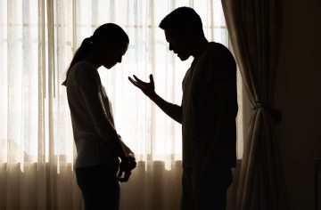Používa tvoj partner tieto slová? Psychológovia varujú pred nenápadnou, no nebezpečnou manipuláciou vo vzťahu