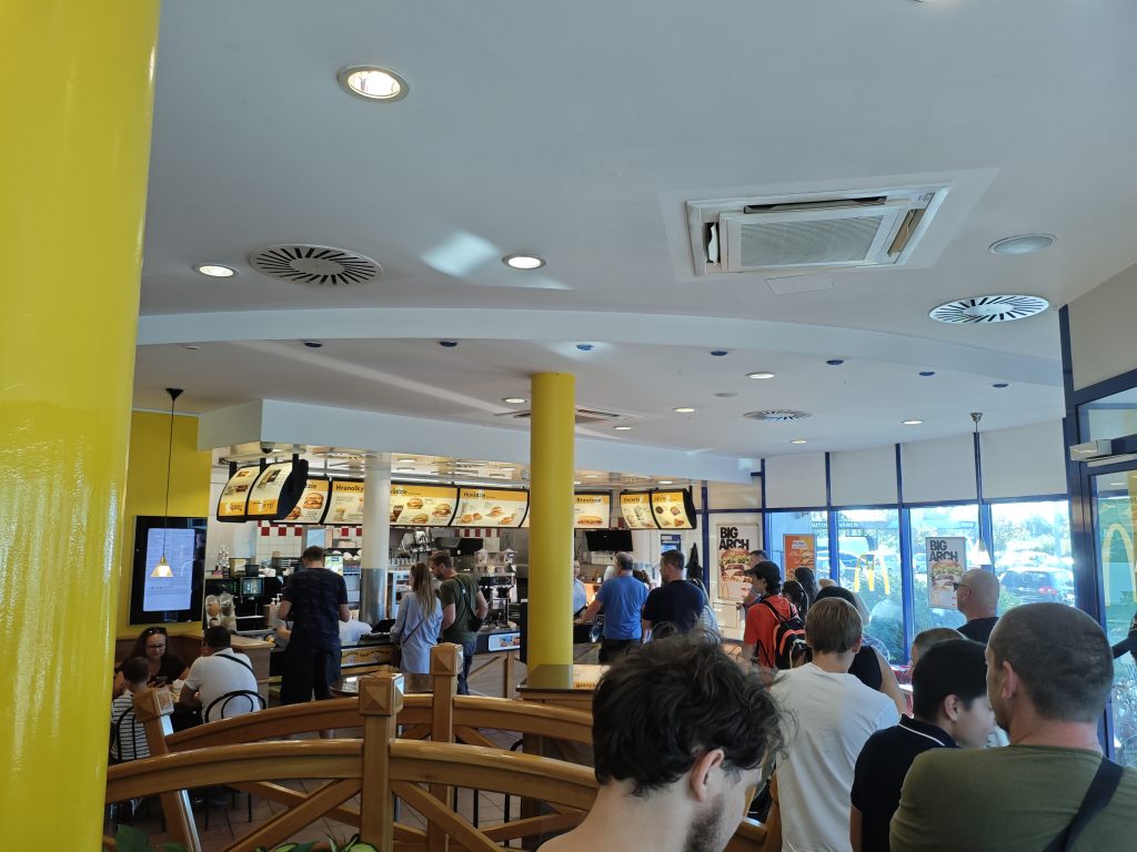 Najkrajší McDonald's na Slovensku ukončil prevádzku. Rozlúčiť sa prišli hotové davy a my sme boli pri tom