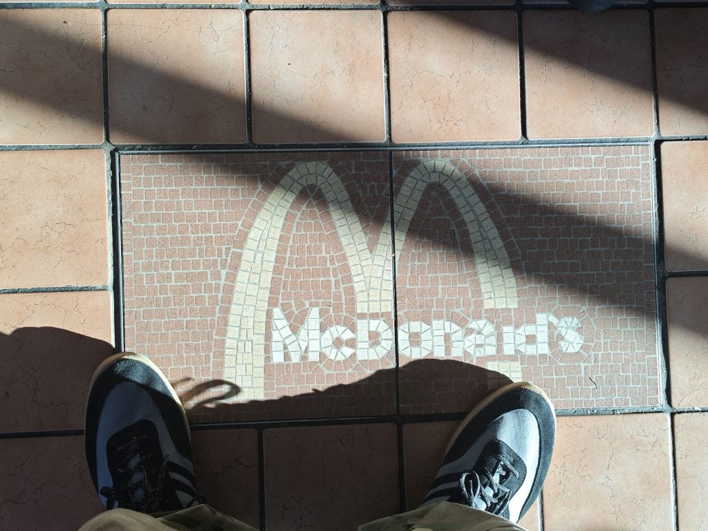 Najkrajší McDonald's na Slovensku ukončil prevádzku. Rozlúčiť sa prišli hotové davy a my sme boli pri tom
