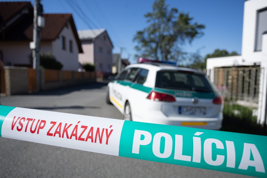 Prezidentka policajného zboru Jana Maškarová potvrdila, že pri útoku žiaka na škole v obci Staškov zomrela jedna žena.