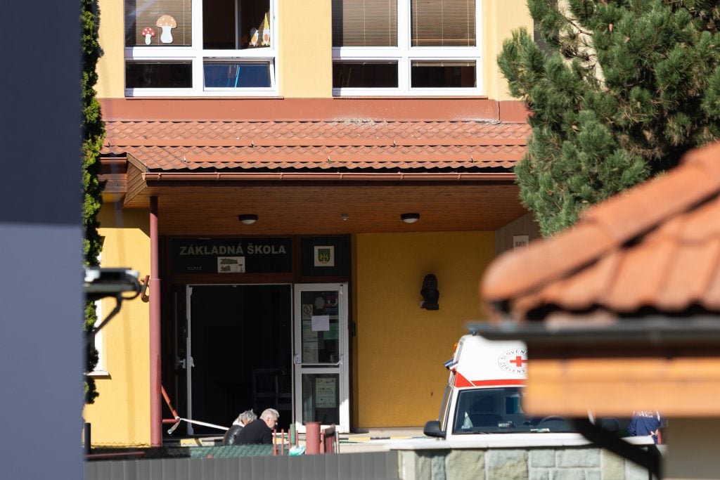 Prezidentka policajného zboru Jana Maškarová potvrdila, že pri útoku žiaka na škole v obci Staškov zomrela jedna žena.