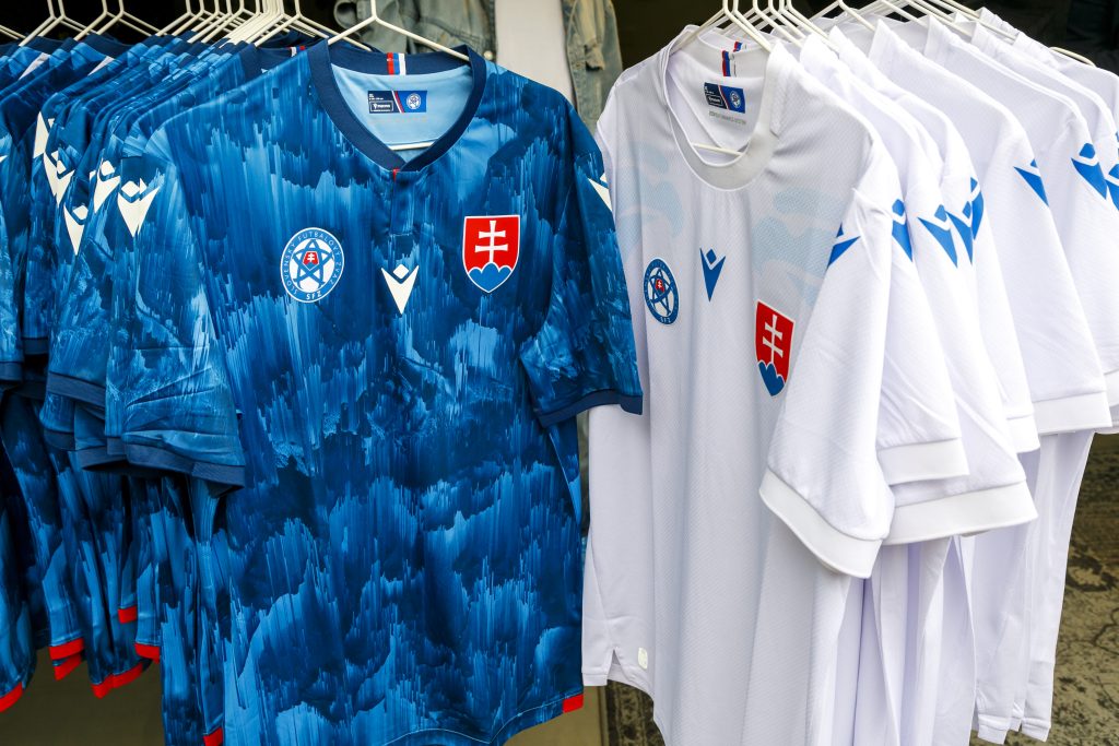Slovenský futbalový zväz zdieľal novú futbalovú hymnu. Skladba Love Them od Raphaela sa s pochopením nestretla.