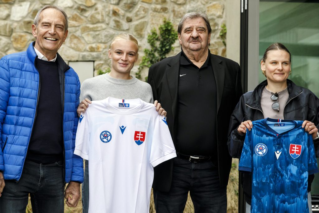 Slovenský futbalový zväz zdieľal novú futbalovú hymnu. Skladba Love Them od Raphaela sa s pochopením nestretla.