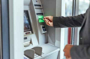 Z bankomatov obľúbenej banky si čoskoro peniaze nevyberieš. Na Slovensku končí, čo bude s tvojimi peniazmi?