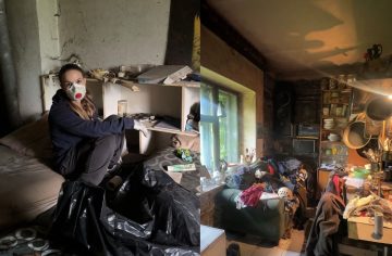 Otec celý život škrečkoval, Slovenka Nina po jeho smrti vypratáva dom plný vecí: Odviezli už štyri tony odpadu, prekvapí ťa, čo našla