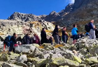 davy masy hordy turistov tatry chata pod rysmi