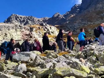davy masy hordy turistov tatry chata pod rysmi