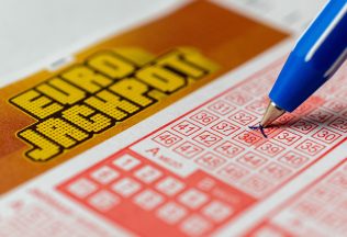 eurojackpot financie ľudia peniaze lotéria milióny čísla