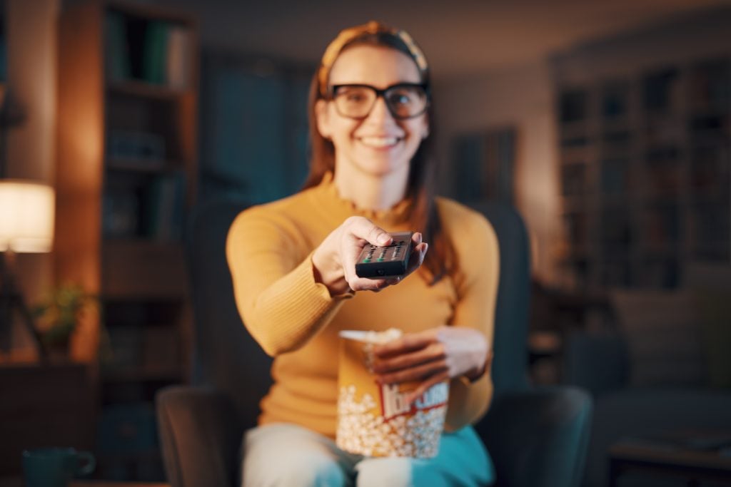 Film si vyberáš dlhšie, než ho naozaj sleduješ. Týchto 5 štádií pozerania filmu pozná každý Slovák