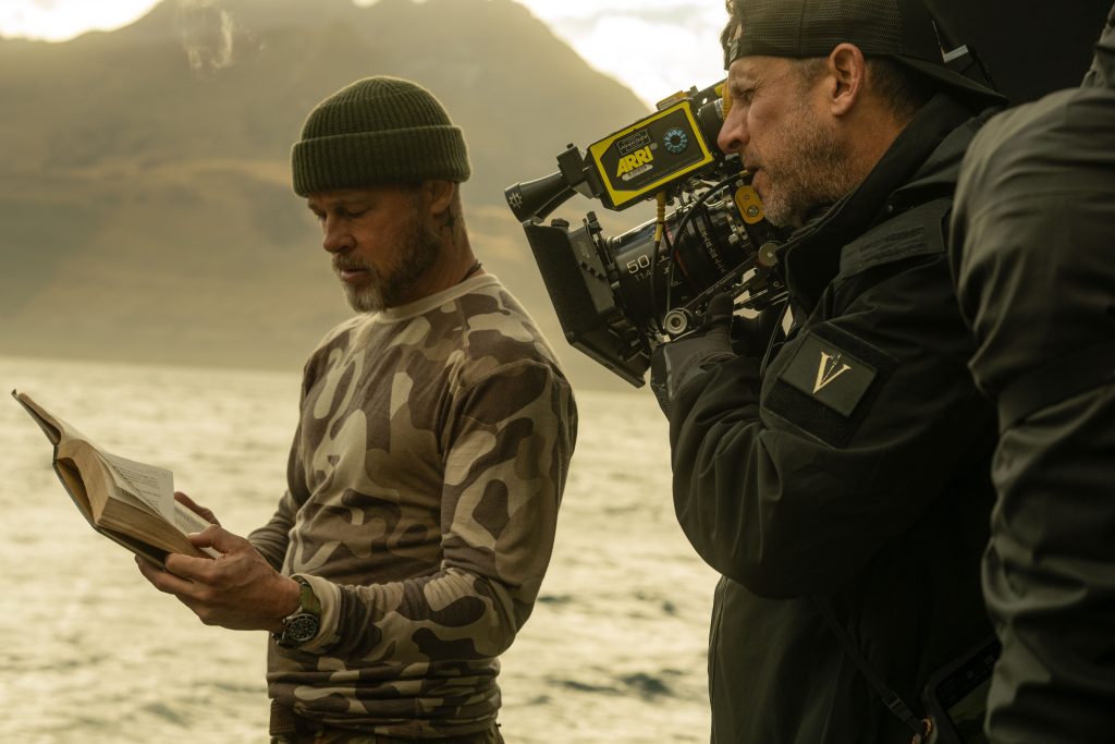 Brad Pitt sa vracia do kín v novom filme V srdci divočiny. Po havárii lietadla bojuje o život po boku verného psa