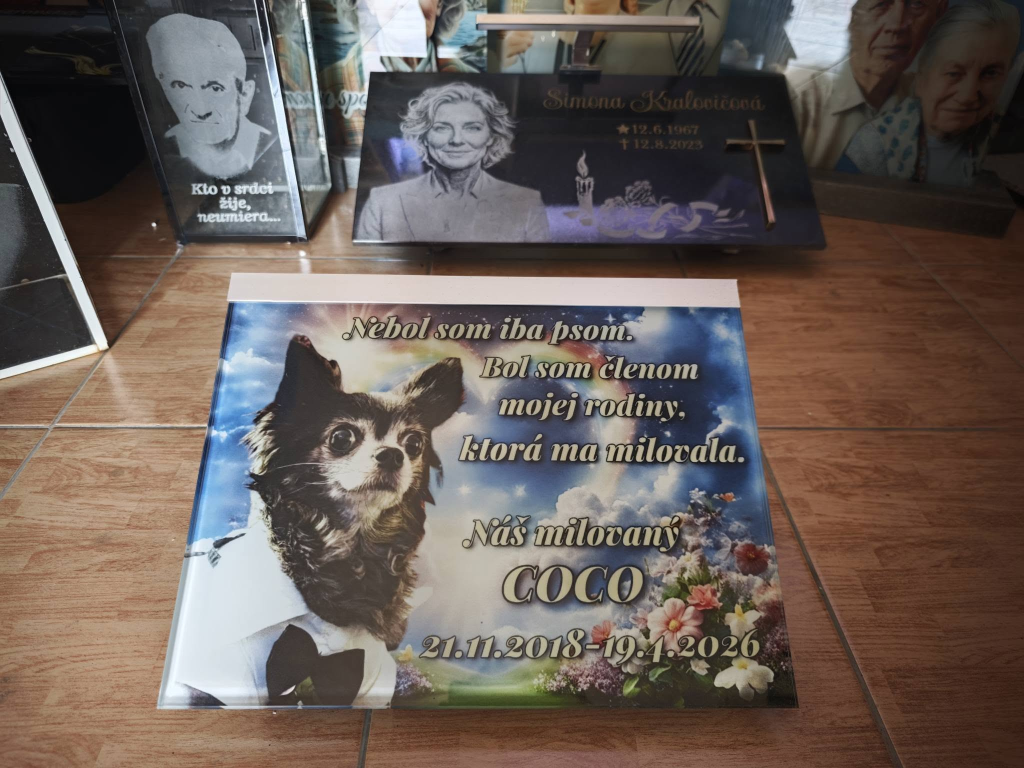 Firma LEDlumar je jediný výrobca sklenených náhrobkov na Slovensku. Jej príspevok sa stal na Instagrame virálnym hitom.