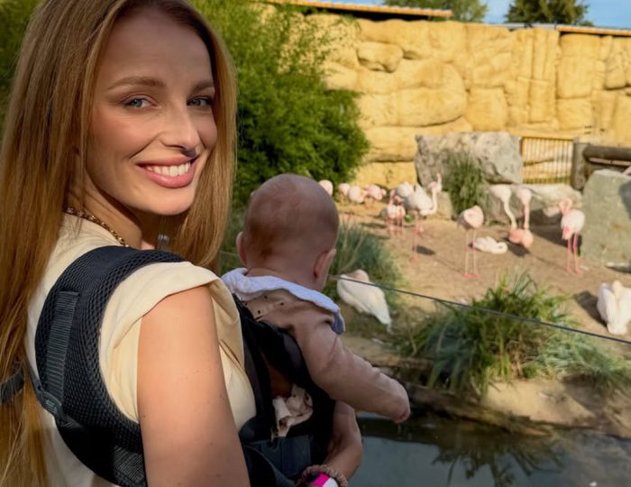 „Toto jej len ubližuje!“ Speváčka Sima zverejnila fotku s dcérou v ZOO. Nahnevané mamičky ju skritizovali pod čiernu zem