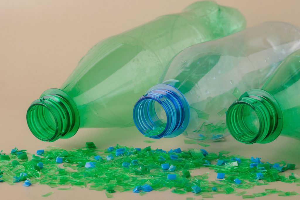 Európska únia kladie čoraz väčší dôraz na recykláciu obalov. V budúcnosti to môže viesť k tomu, že plastové fľaše zmenia svoj vzhľad.