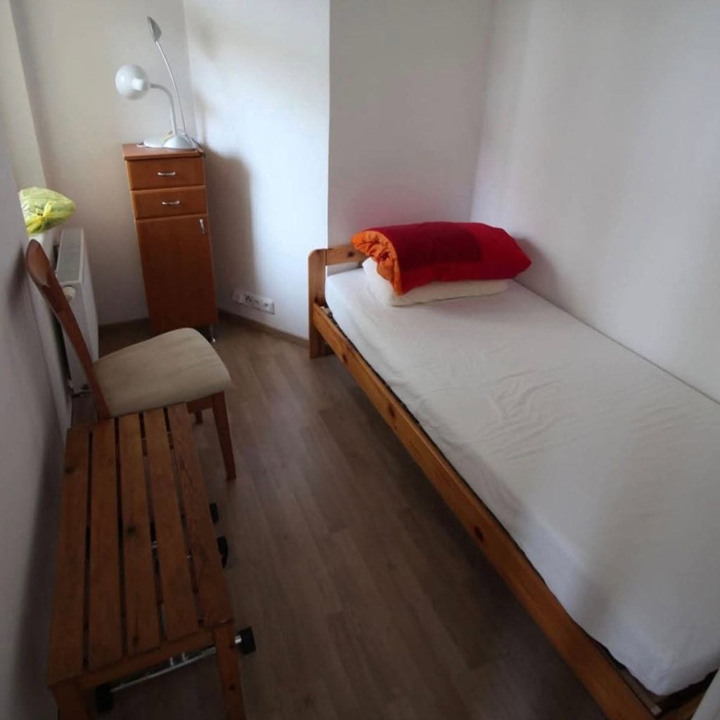 Slovákov rozohnil bizarný inzerát s mikroskopickou izbou na prenájom