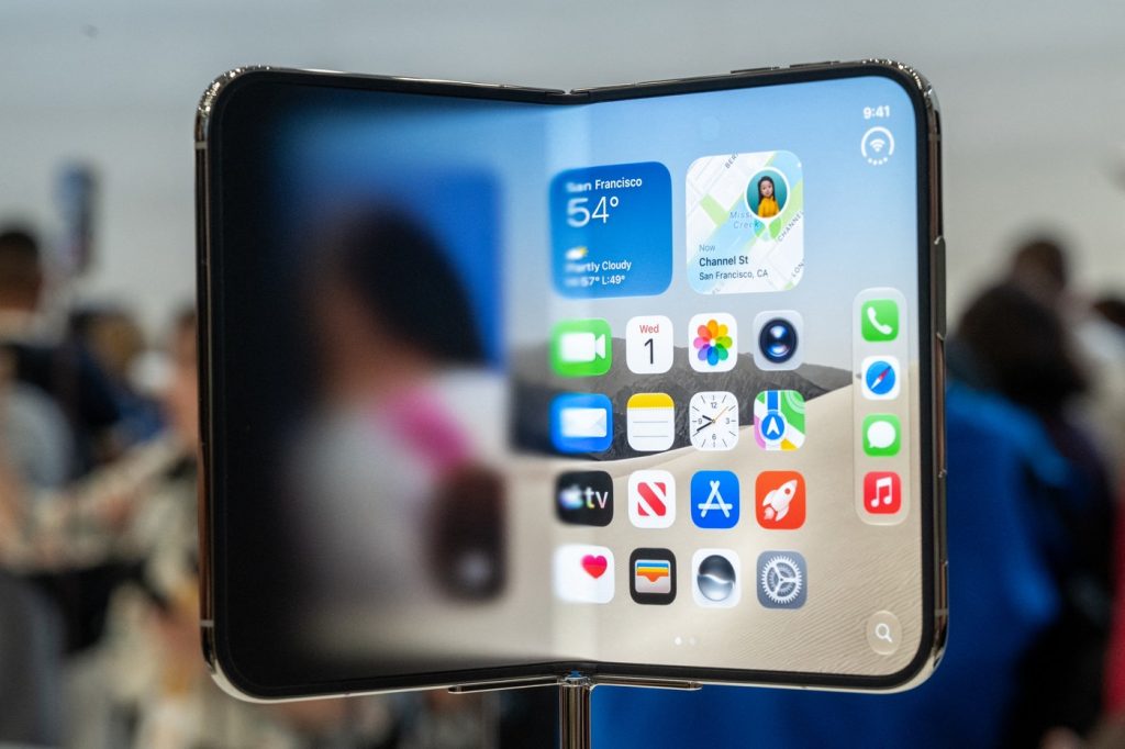 Spoločnosť Apple v stredu predstavila očakávanú novinku v podobe svojho prvého skladacieho smartfónu - iPhone Duo.