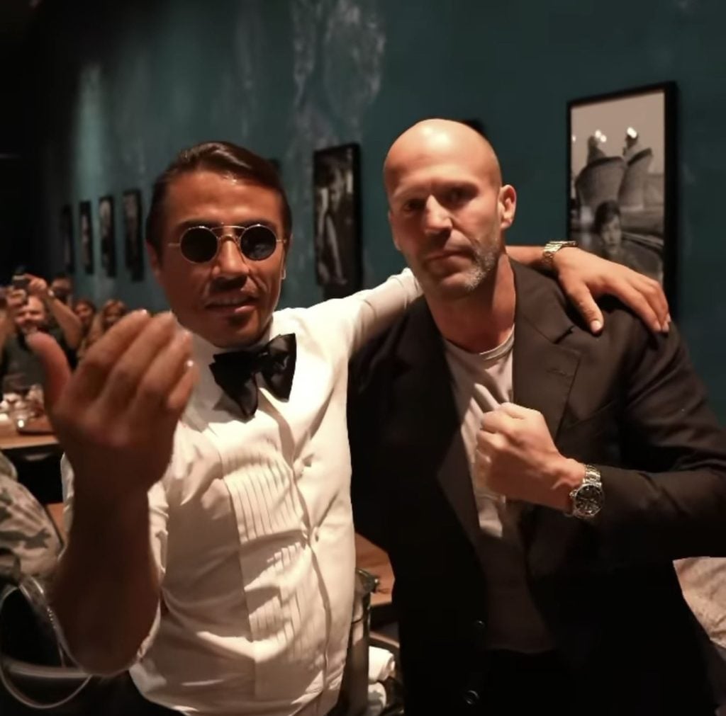 Turecký šéfkuchár, ktorý sa v roku 2017 stal virálnou hviezdou známou ako Salt Bae má za sebou mnoho škandálov a problémov.