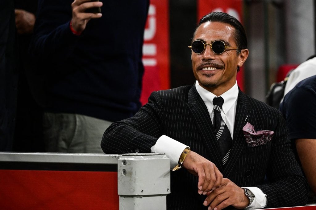 Turecký šéfkuchár, ktorý sa v roku 2017 stal virálnou hviezdou známou ako Salt Bae má za sebou mnoho škandálov a problémov.