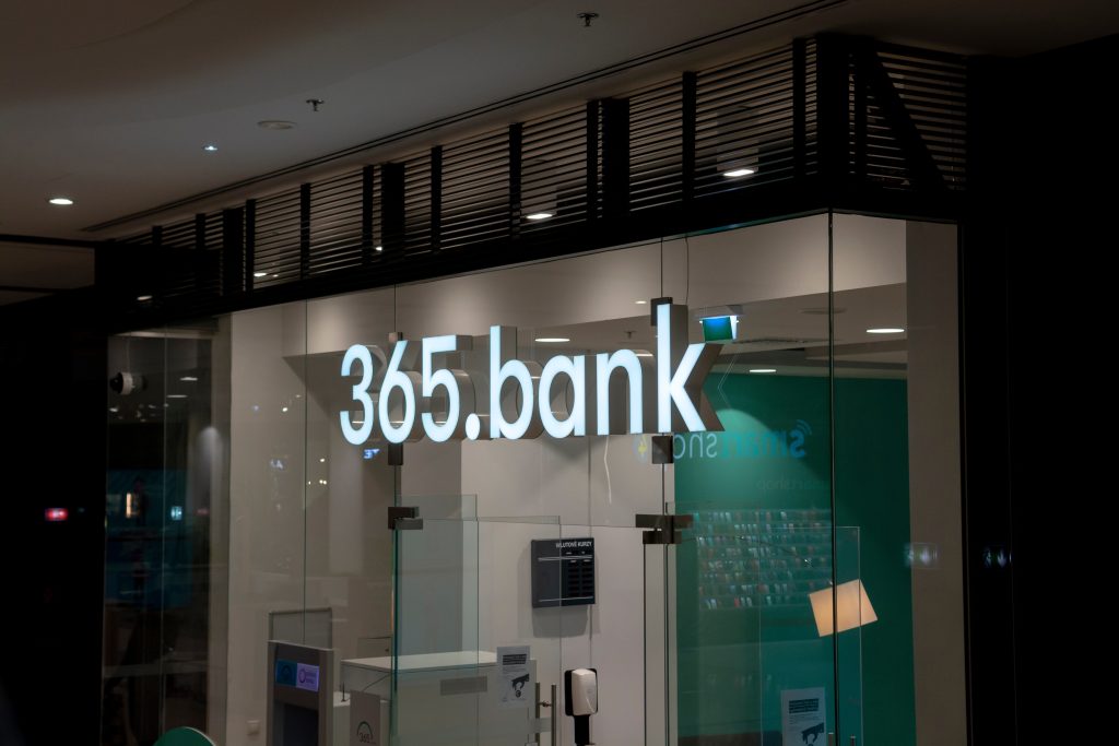 Z bankomatov obľúbenej banky si čoskoro peniaze nevyberieš. Na Slovensku končí, čo bude s tvojimi peniazmi?