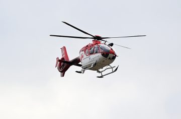 Slovenská obec sa stala dejiskom hrôzy. Žiak základnej školy útočil nožom, zranenú učiteľku museli oživovať
