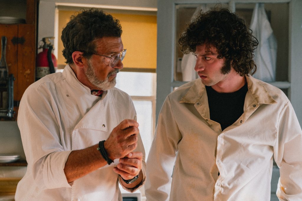 Skôr než precestoval svet, umýval riad a hľadal sám seba. Film Tony odkrýva mladosť Anthonyho Bourdaina
