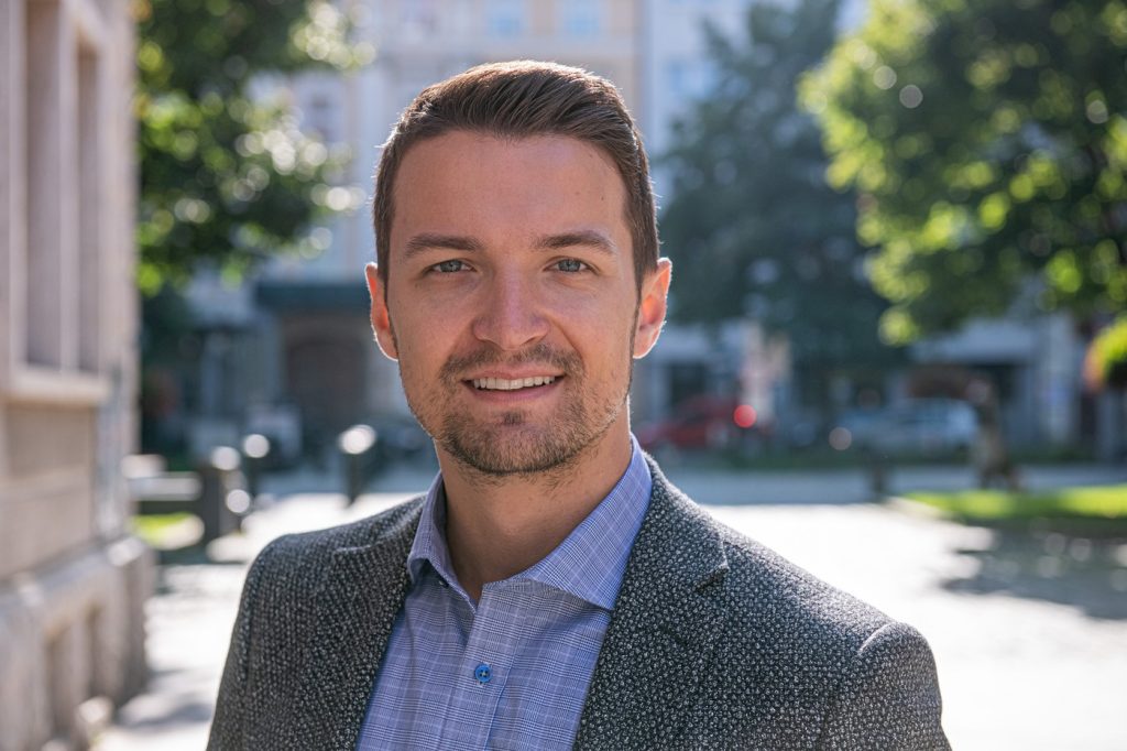 Moderátor Viktor Vincze skritizoval otrasnú AI pieseň, ktorá zaznela na znovuotvorení Múzea moderného umenia Andyho Warhola v Medzilaborciach.