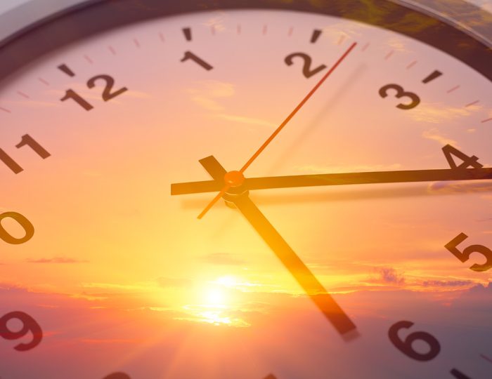 Zmena času príde skôr, než sme zvyknutí. Pozri sa, ktorý októbrový deň si pospíme o hodinu dlhšie