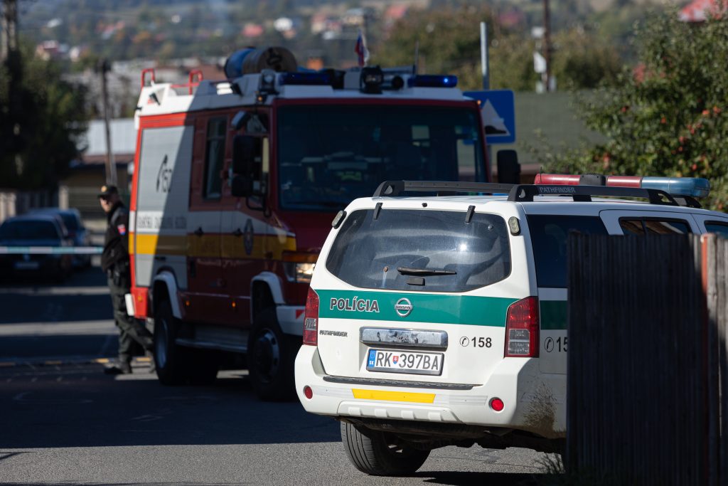Po tragickej udalosti, ktorá viedla ku smrti dvoch žien sa situácia v obci Staškov neupokojila. Mama útočníka skončila v putách polície.