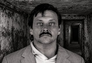 Lutz Reinstrom vrah podzemie dom mučenie kyselina ženy krimi