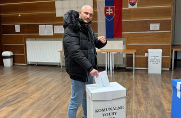 Dočká sa Rožňava svojej minizoo? Takto vo voľbách dopadol virálny kandidát Attila Lesko