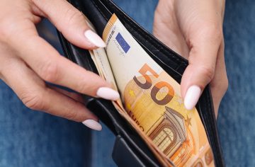 Pri platbe v hotovosti budeš musieť ukázať občiansky. Pozri sa, od akej sumy platí nové pravidlo