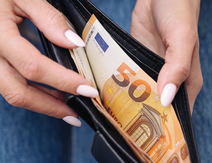 Pri platbe v hotovosti budeš musieť ukázať občiansky. Pozri sa, od akej sumy platí nové pravidlo
