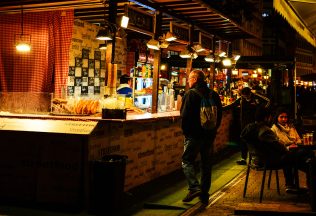 jedlo drinky alkohol po noci nakupovanie v noci