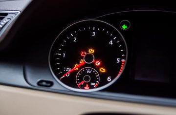 KVÍZ: Ak máš vodičák aj auto, aspoň 8/10 dať musíš. Vieš, čo znamenajú tieto kontrolky na palubnej doske?