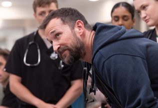 najsexi muž roka 2026 noah wyle pitt