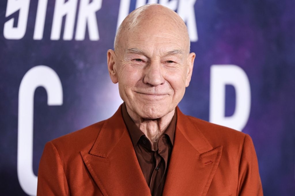 Vo veku 86 rokov zomrel legendárny herec Sir Patrick Stewart. Stvárnil kapitána Picarda v Star Treku a Charlesa Xaviera v sérii X-Men.