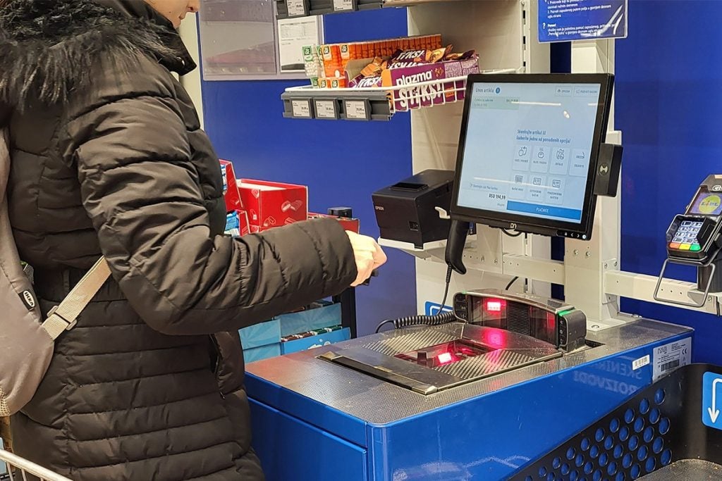 Samoobslužné pokladne sú ďalšia téma, ktorá polarizuje slovenskú spoločnosť. Predavačka z Košíc opísala svoje trápenie s nimi.