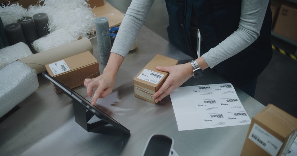 Už v nedeľu vstúpi do platnosti nové pravidlo. Pri nákupoch z krajín mimo EÚ bude vyberať poplatok 2 € za zásielku.