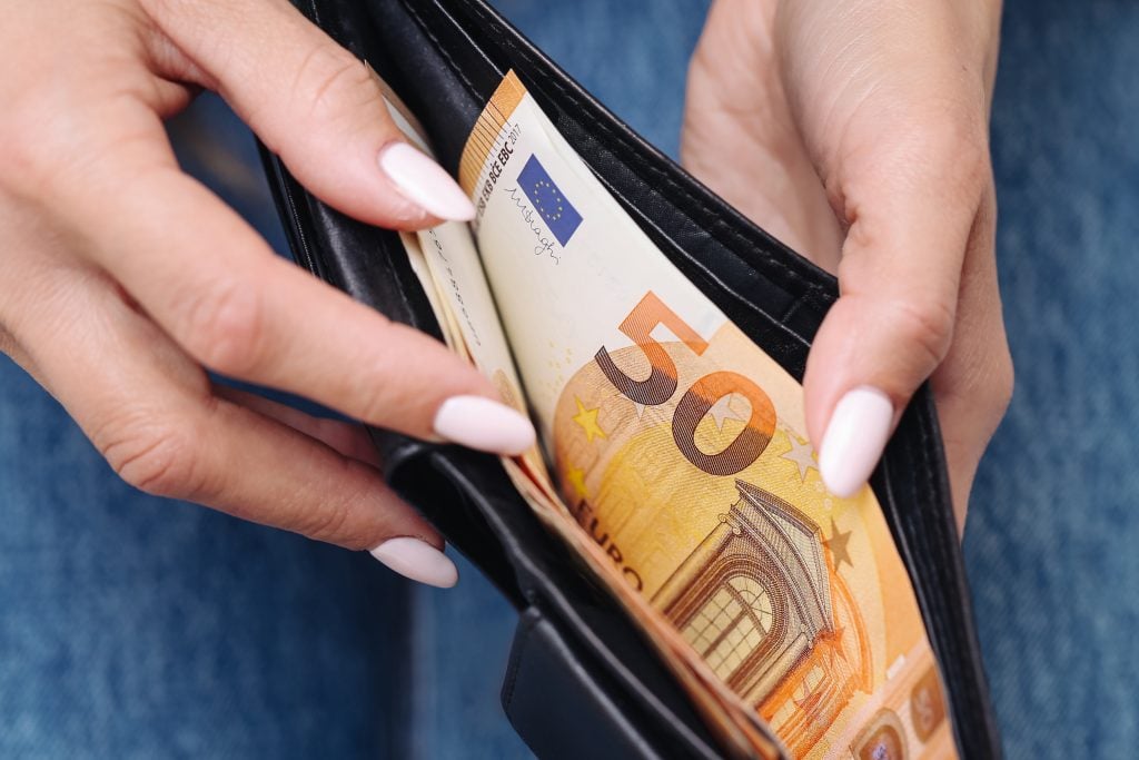 Tých, čo používajú hotovosť, čakajú obmedzenia. Európska únia chystá zmeniť pravidlá pre platenie hotovosťou.