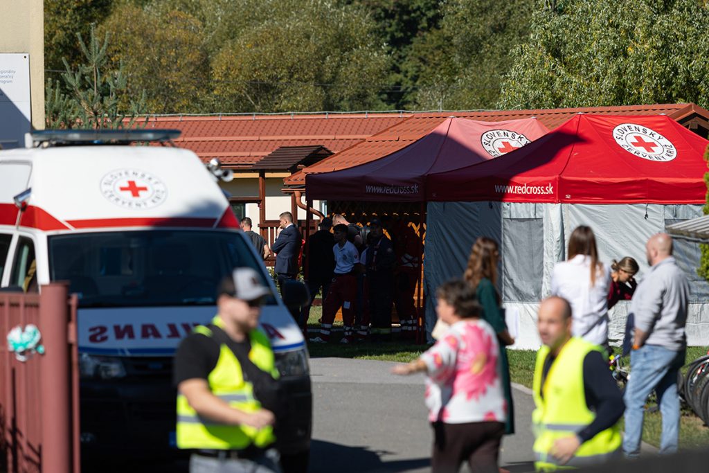 Po tragickej udalosti, ktorá viedla ku smrti dvoch žien sa situácia v obci Staškov neupokojila. Mama útočníka skončila v putách polície.