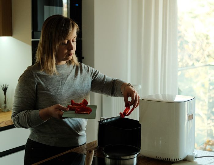Teplovzdušná fritéza vs. rúra. Odborníčka vysvetlila, kedy sa oplatí siahnuť po ktorom spotrebiči